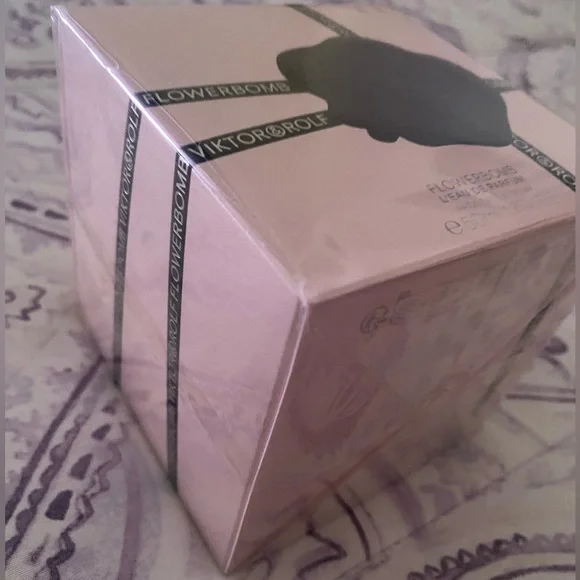 ✨Viktor & Rolf - Flowerbomb for Women 1.7oz - NWT✨ - Picture 3 of 14